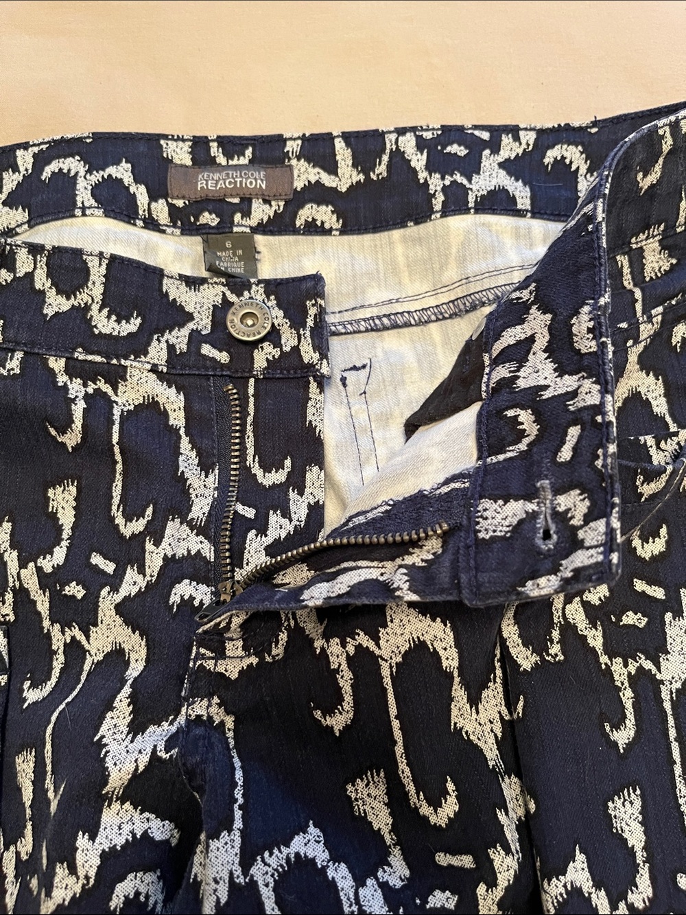 Kenneth Cole Reaction Woman’s Navy and White Loud Printed Cropped Jeans Size 6 - Picture 13 of 13